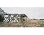 Mauerrest zwischen Rathausbrücke und beräumtem Grundstück des Palastes der Republik, im Hintergrund die Attrappe der Bauakademie und die Temporäre Kunsthalle, links der Marstall, 7. Dezember 2008