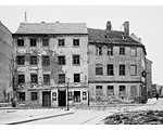 Die Raabe-Diele in der Sperlingsgasse 10, rechts die Friedrichsgracht, 23. Mai 1952